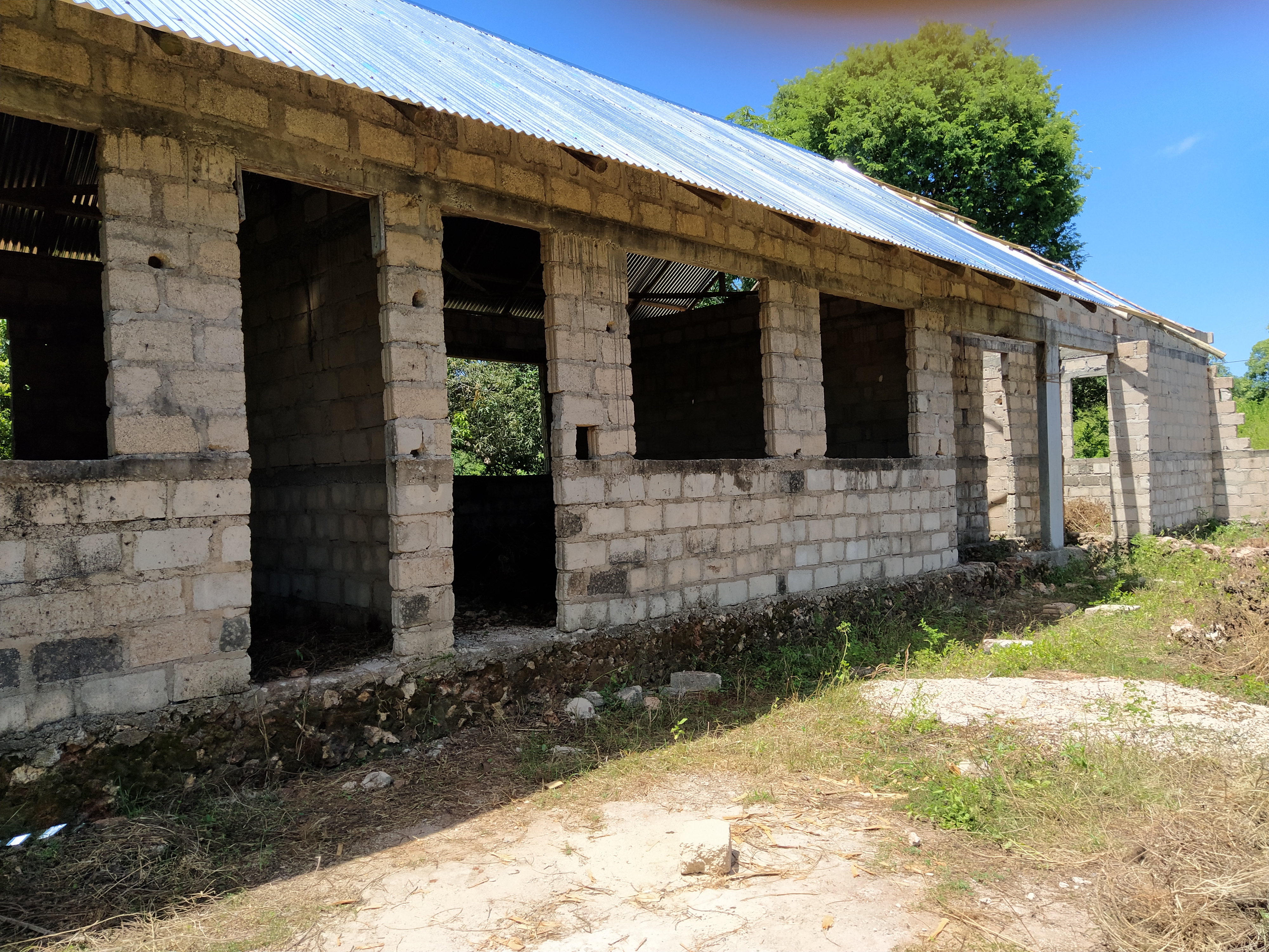 2024: DAKBEDEKKING nieuwe kleuterschool DALAIL KHAIRATI (Makunduchi)